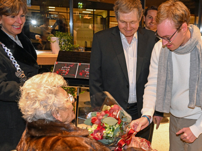 Jonathan Myhre Qvist overrakte blomster til Prinsessen ved ankomsten til Bærum kulturhus. Foto: Sven Gj. Gjeruldsen, Det kongelige hoff